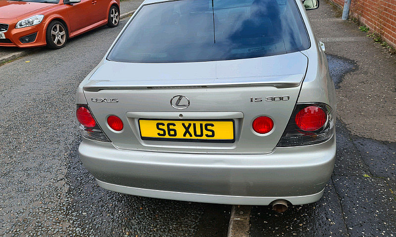 Lexus Is300...