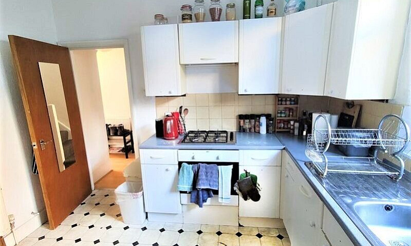 Spacious Victorian 4...