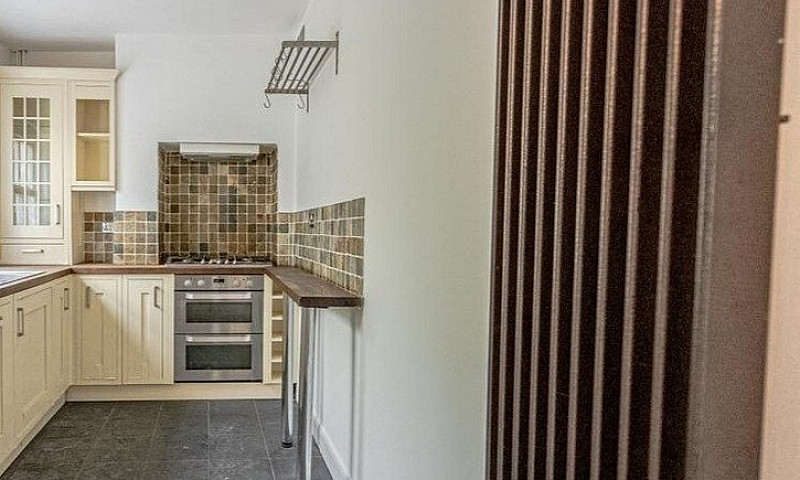 2 Bedroom House To R...
