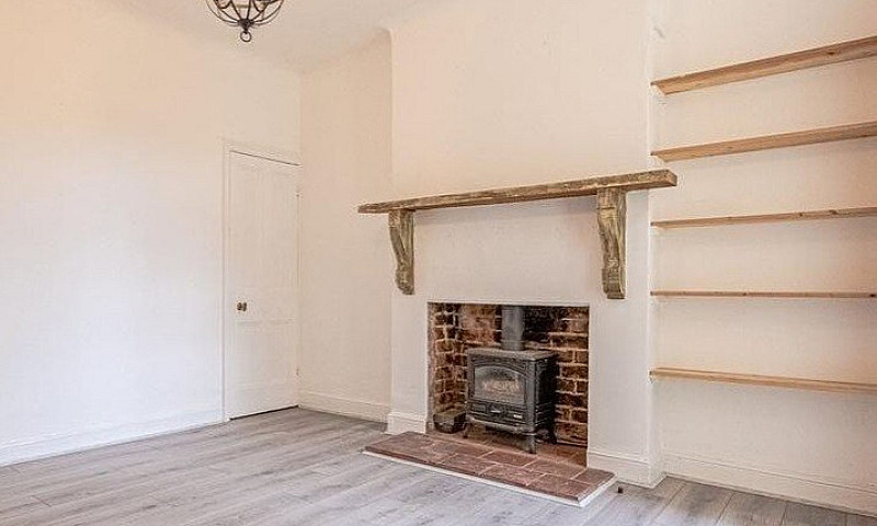 2 Bedroom House To R...
