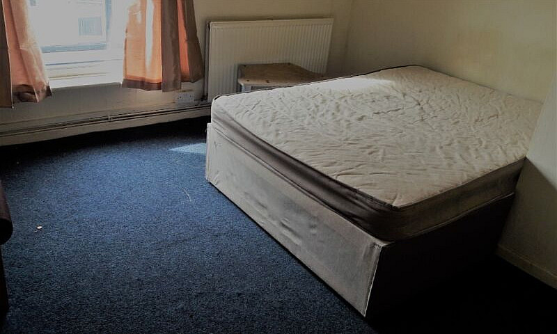 A 2 Bedroom Flat To ...
