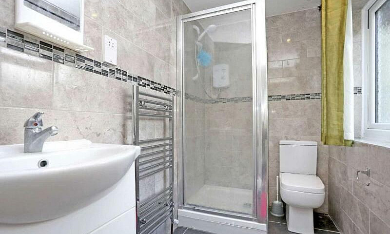 2 Bedroom Flat In Ea...