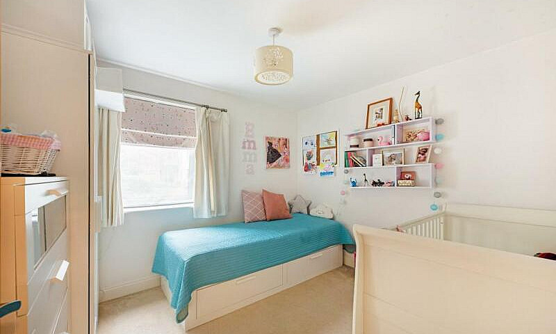 2 Bedroom Flat In St...