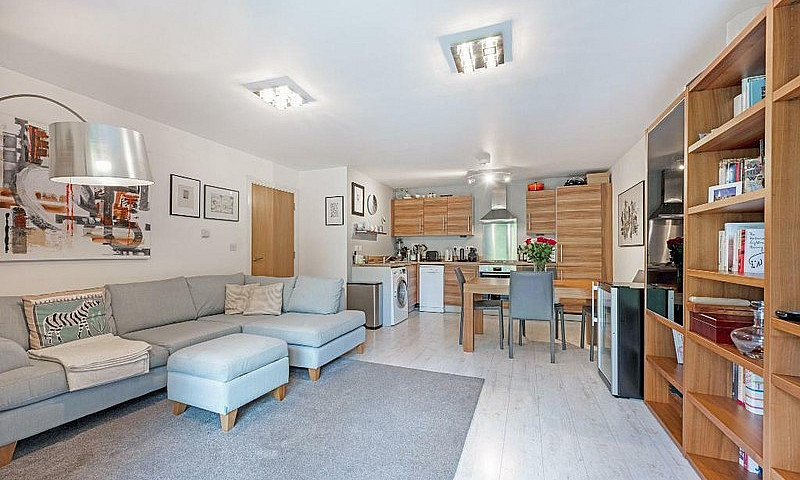 2 Bedroom Flat In St...