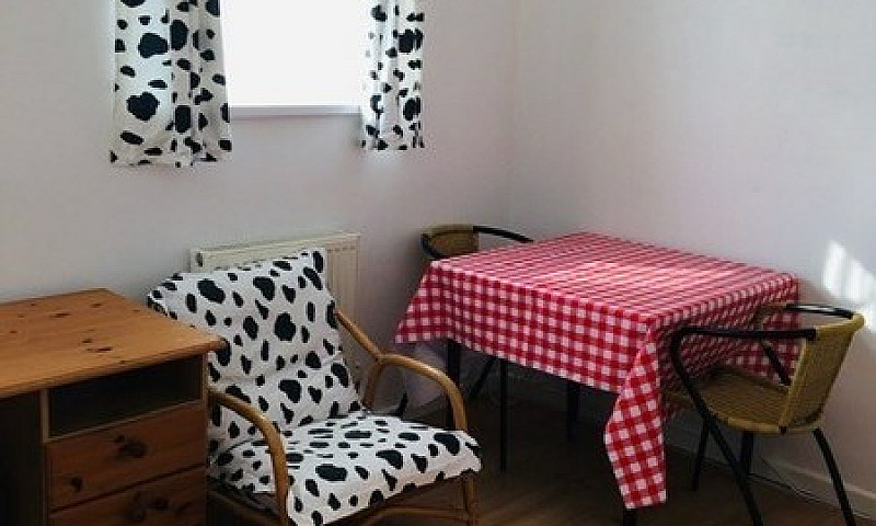 2 Bedroom Flat In He...