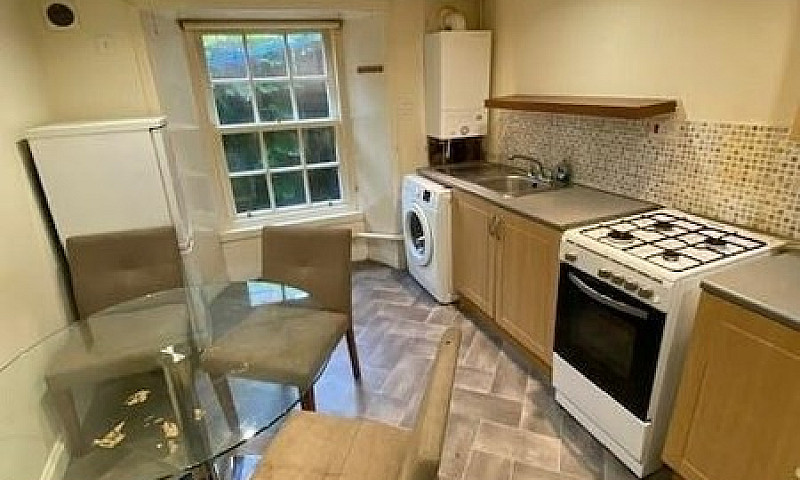 2 Bedroom Flat In Ro...