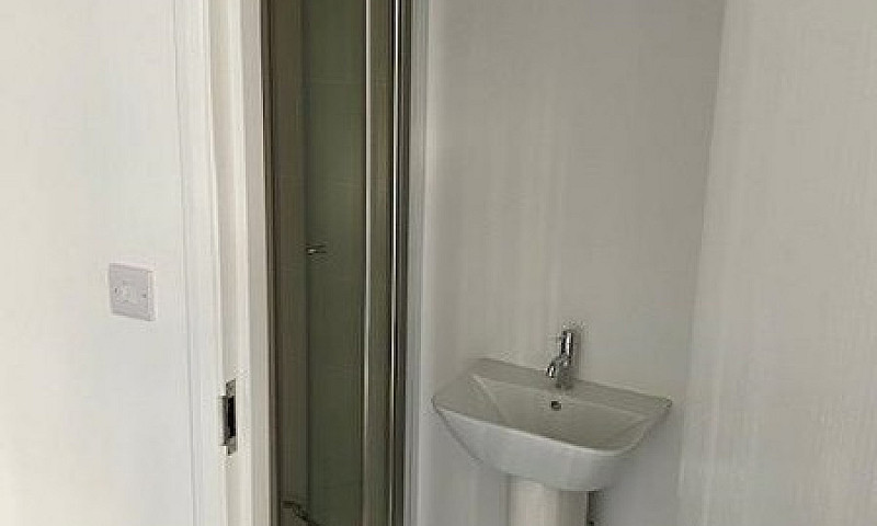 2 Bedroom Flat In Re...