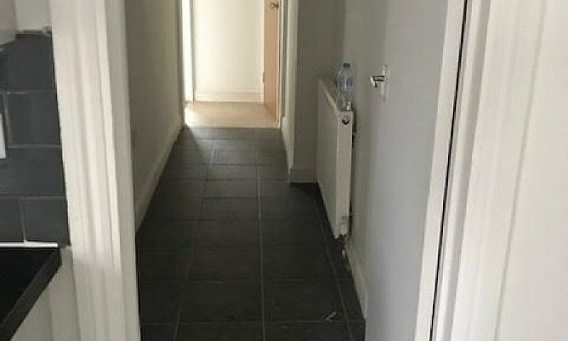 3 Bedroom Flat In Wh...