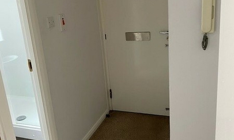 1 Bedroom Flat In He...