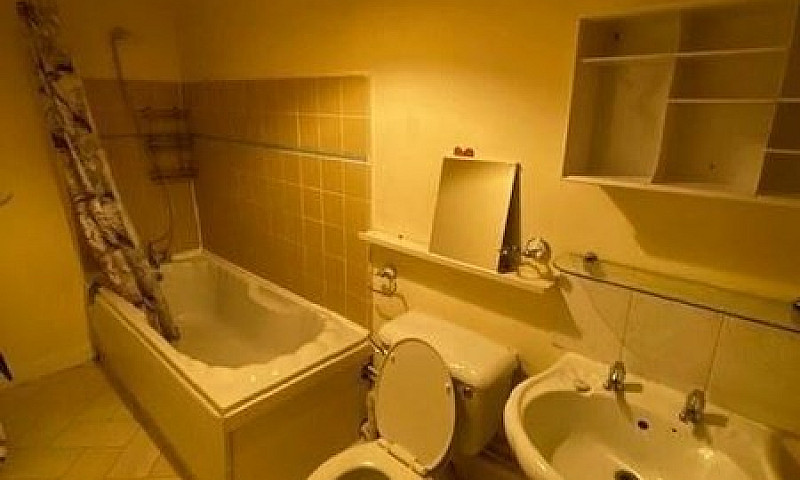 2 Bedroom Flat In Ro...
