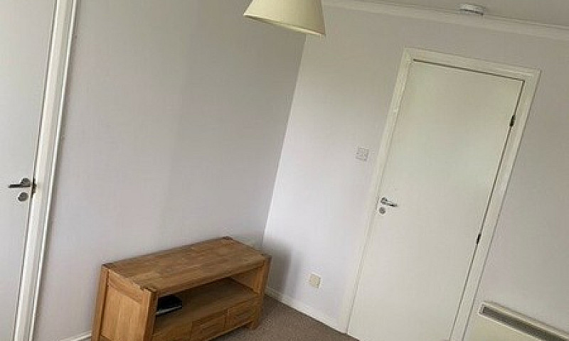 1 Bedroom Flat In He...