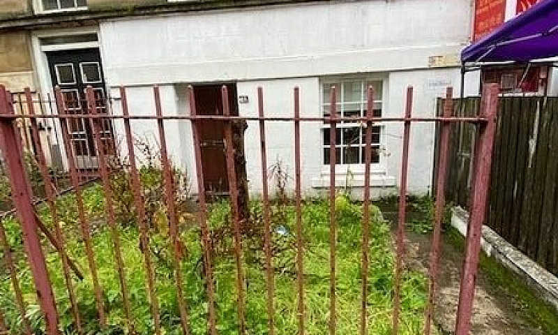 2 Bedroom Flat In Ro...