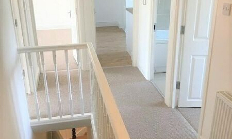 2 Bedroom Flat In Bu...