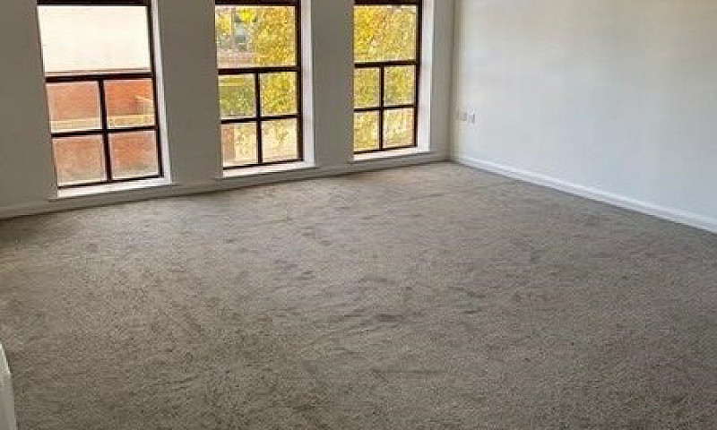 2 Bedroom Flat In Re...