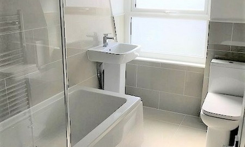 2 Bedroom Flat In Bu...