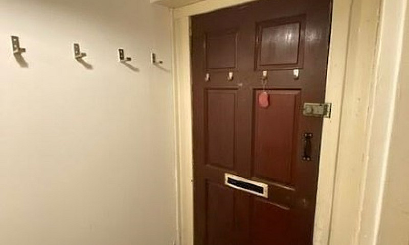 2 Bedroom Flat In Ro...