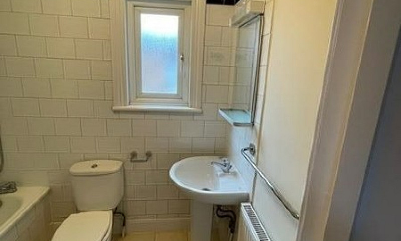 1 Bedroom Flat In St...