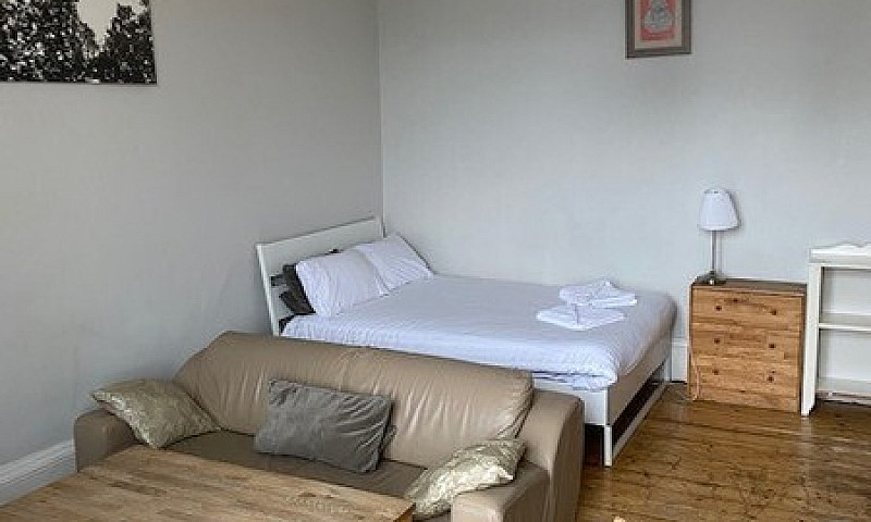 Hmo 7 Bedroom Lounge...