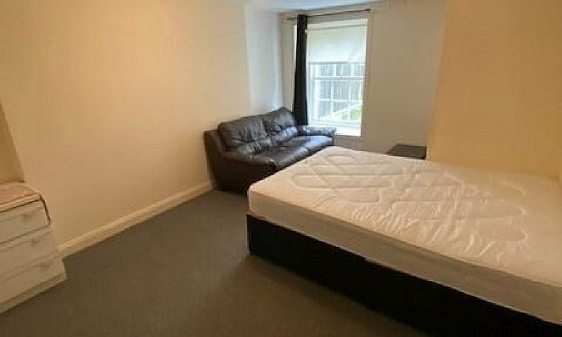 2 Bedroom Flat In Ro...