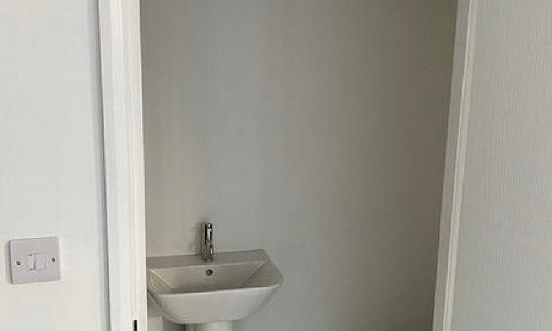 2 Bedroom Flat In Re...