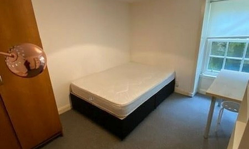 2 Bedroom Flat In Ro...