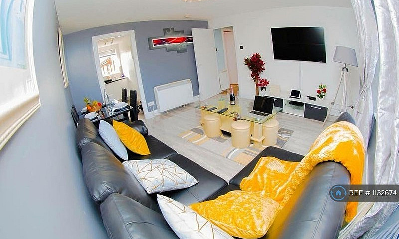 2 Bedroom Flat In La...