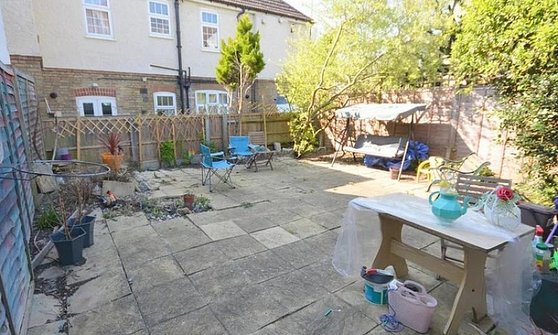 3 Bedroom Flat In Fi...