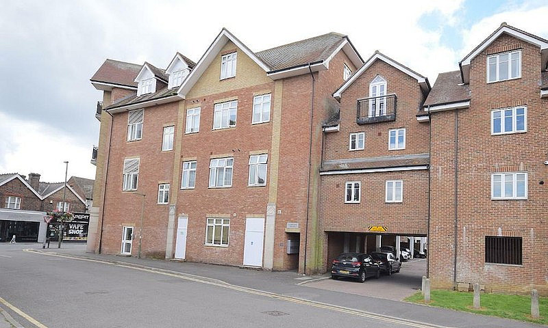2 Bedroom Flat In El...