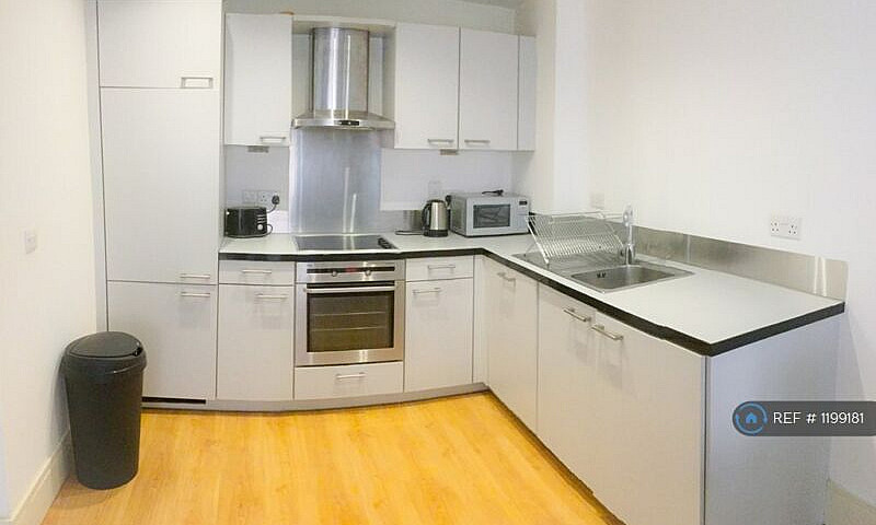 2 Bedroom Flat In Th...