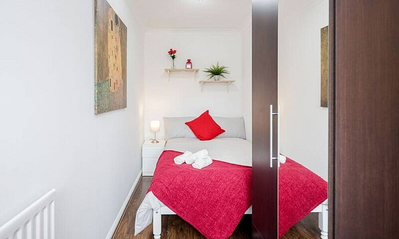 Large Five Bedroom H...