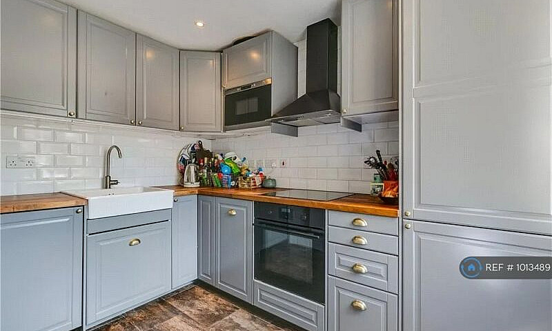 2 Bedroom Flat In Wa...