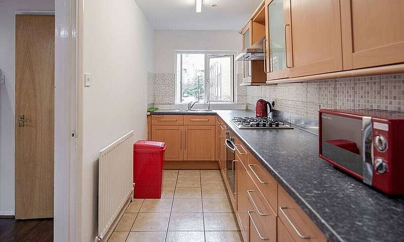 Large Five Bedroom H...