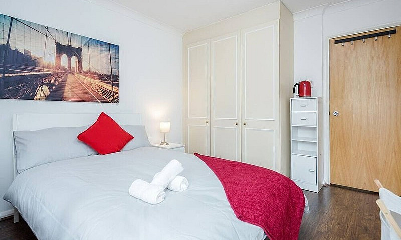 Large Five Bedroom H...