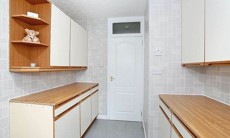 2 Bedroom Flat In Ca...