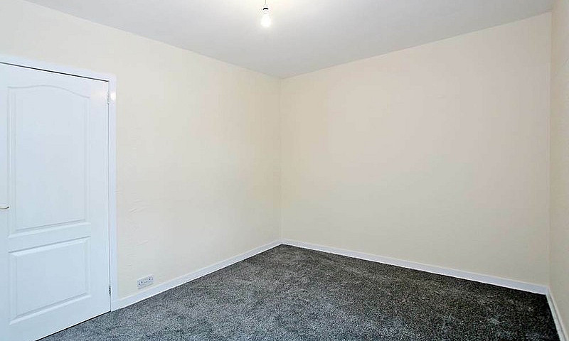 2 Bedroom Flat In Ca...
