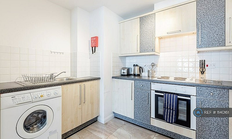 1 Bedroom Flat In Re...