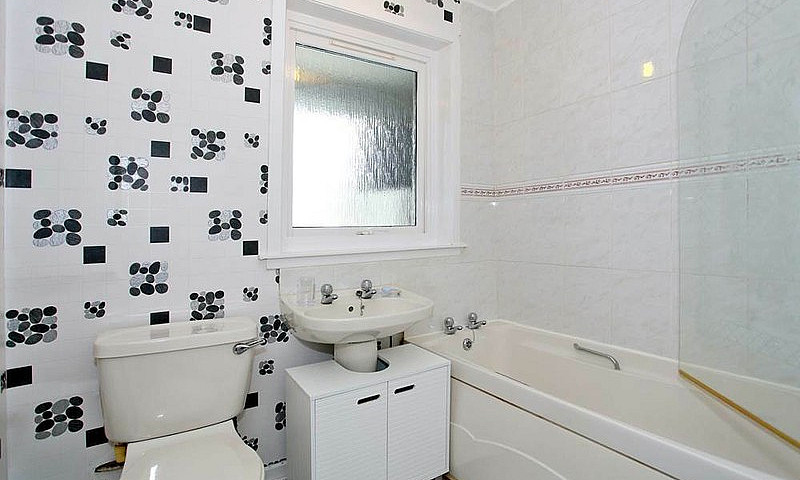 2 Bedroom Flat In Ca...