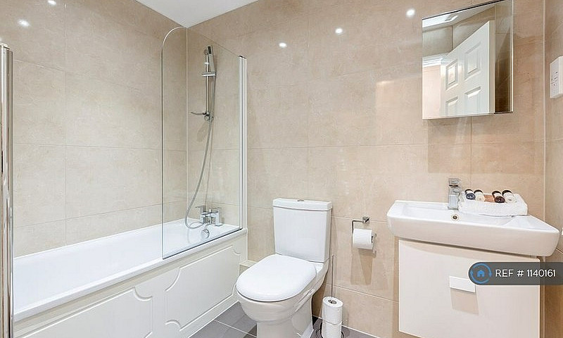 1 Bedroom Flat In Re...