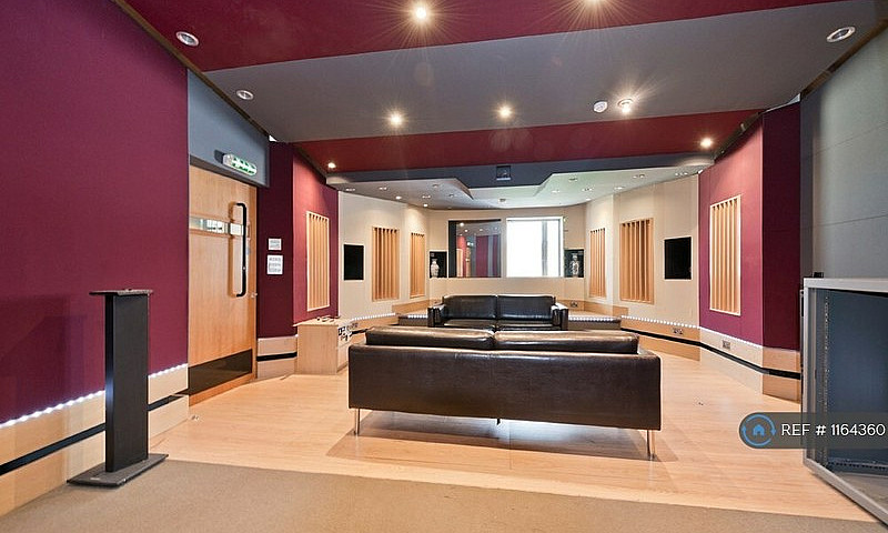 2 Bedroom House In T...