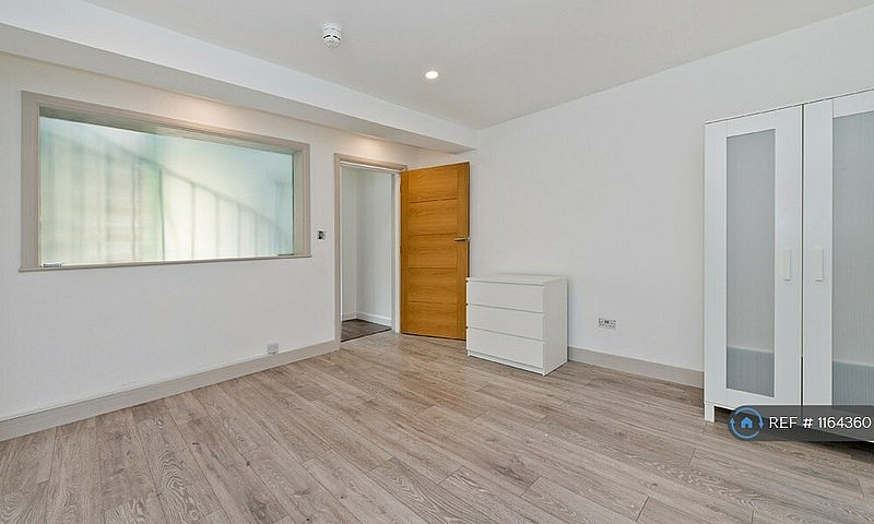 2 Bedroom House In T...