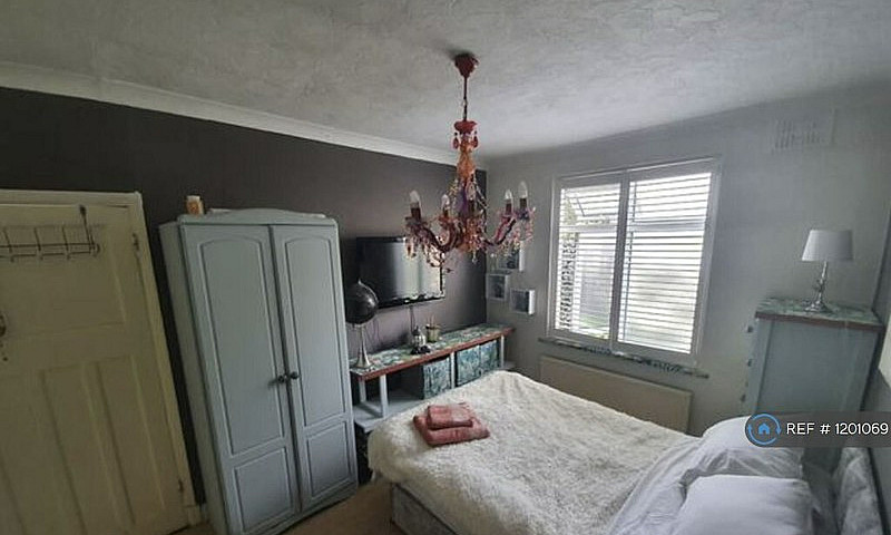 1 Bedroom In Woodsid...