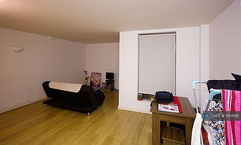 1 Bedroom Flat In Ta...