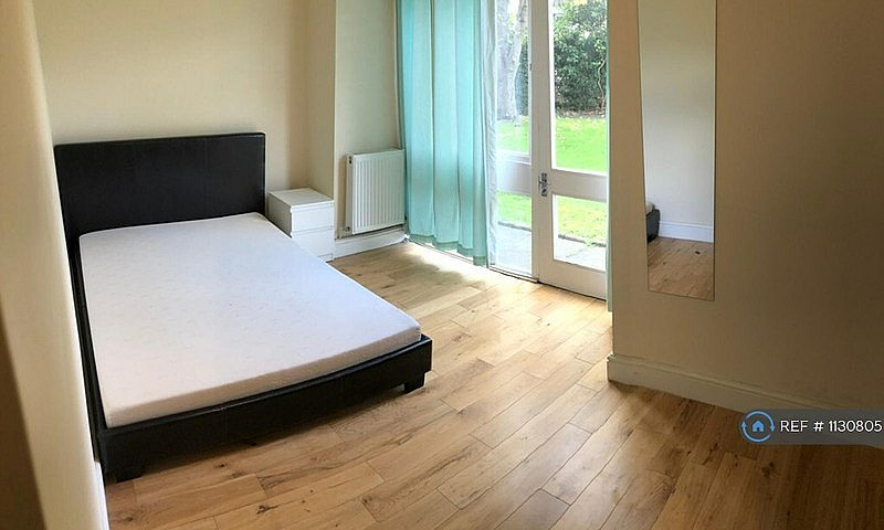 4 Bedroom Flat In St...