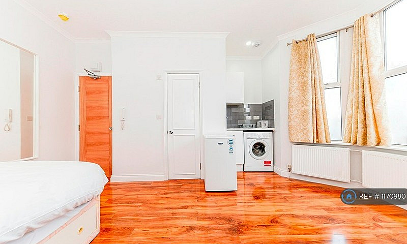 Studio Flat In Manor...
