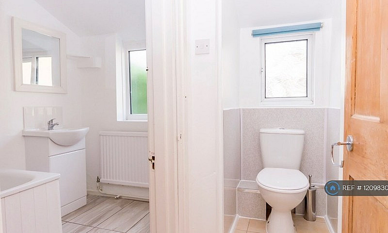 4 Bedroom House In B...