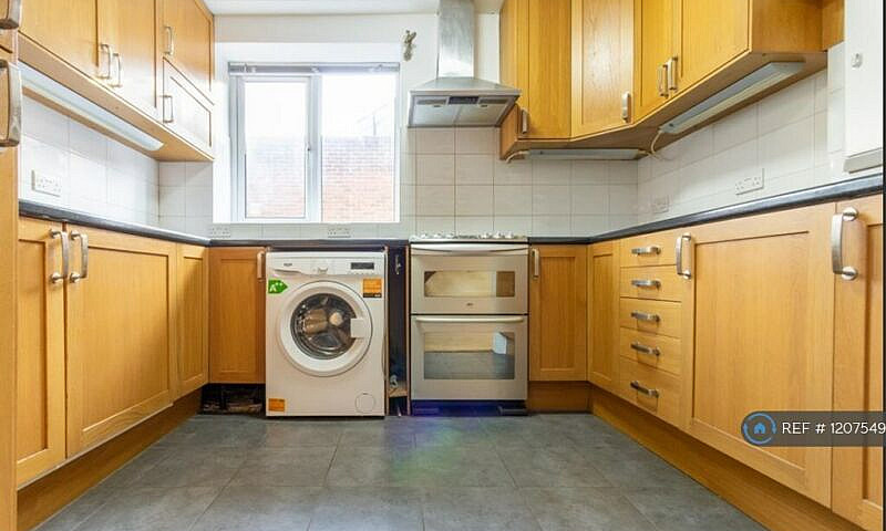 3 Bedroom Flat In La...
