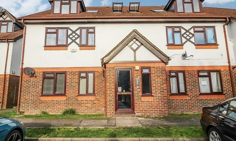 2 Bedroom Flat In Ha...