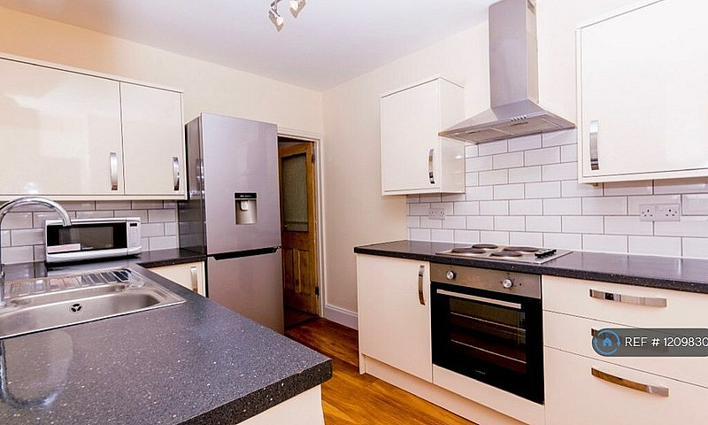 4 Bedroom House In B...