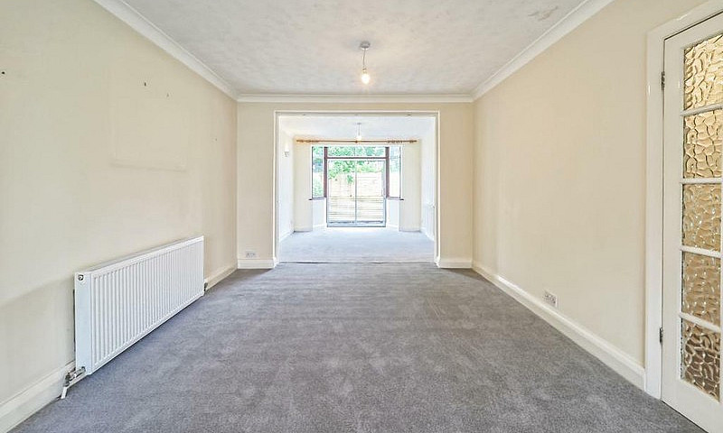 4 Bedroom House In T...
