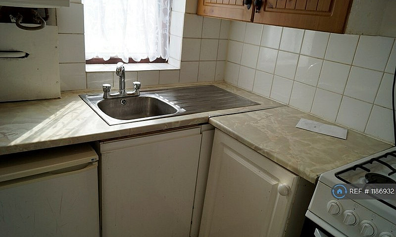 Studio Flat In Westb...